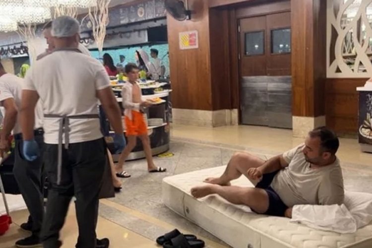 Yatağını restorana seren m&uuml;şterinin kaldığı otelden a&ccedil;ıklama