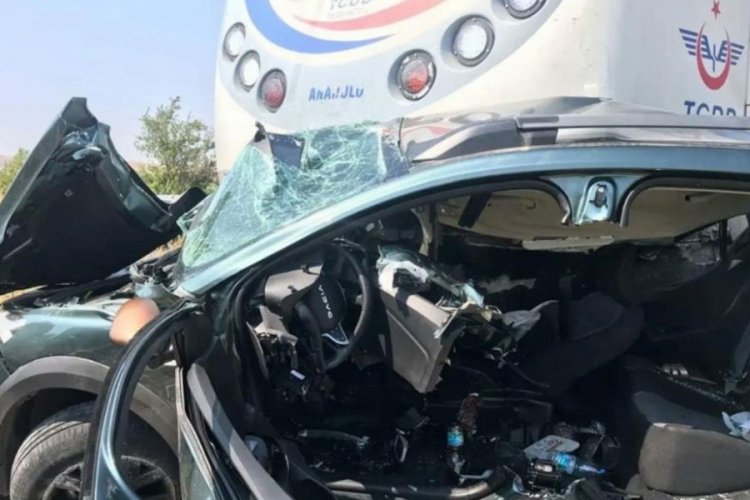 Yolcu treni ge&ccedil;itte otomobile &ccedil;arptı: 3 kişi hayatını kaybetti