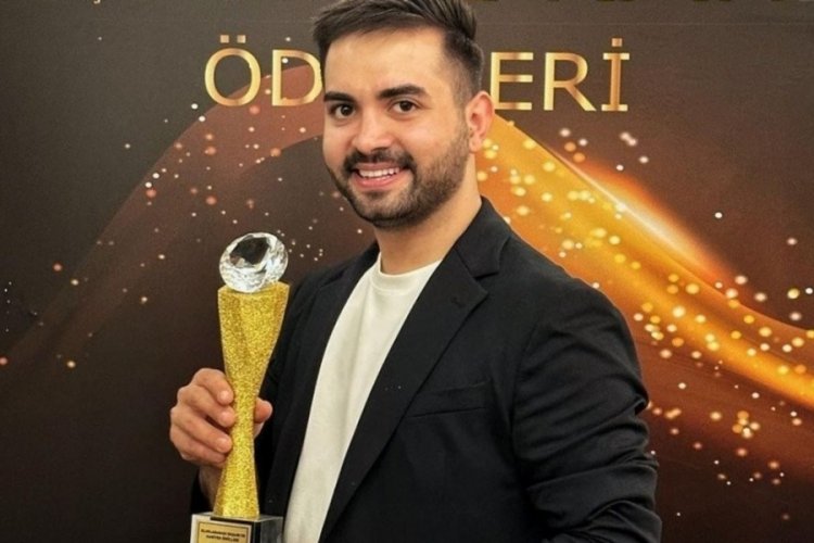 Kadir Ezildi nişanlısının y&uuml;z&uuml; g&uuml;lm&uuml;yor diyenlere yanıt verdi