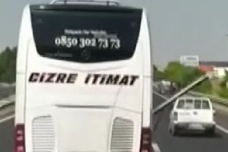 Otob&uuml;s&uuml;n a&ccedil;ık unutulan bagaj kapağı seyir halindeki tıra &ccedil;arptı