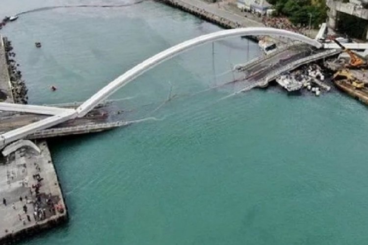 K&ouml;pr&uuml; &ccedil;&ouml;kt&uuml; ara&ccedil;lar suya d&uuml;şt&uuml;!