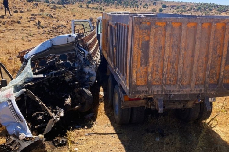 Diyarbakır'da pikap ile kamyon &ccedil;arpıştı: 1 kişi hayatını kaybetti