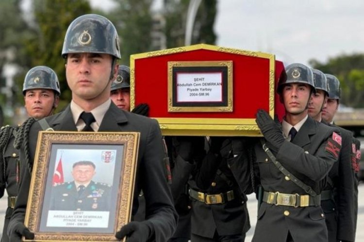 Pen&ccedil;e Kilit operasyonunda şehit d&uuml;şen Yarbay Demirkan'a son g&ouml;rev