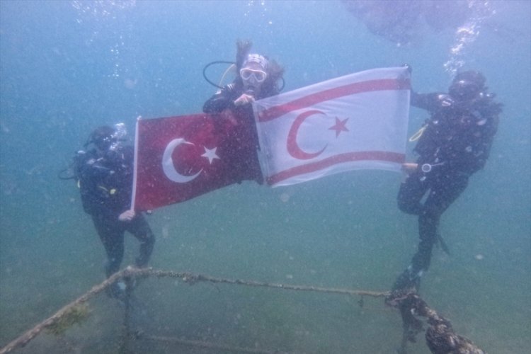 Bursa'da denizin altında T&uuml;rk ve KKTC bayrakları a&ccedil;ıldı