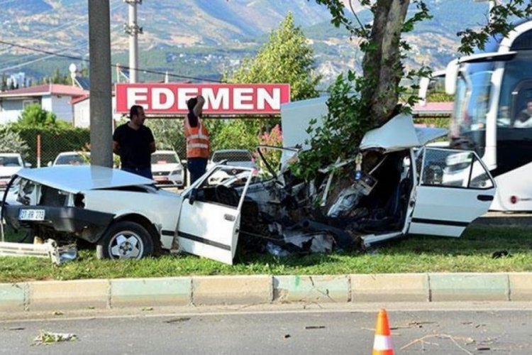 Kahramanmaraş'ta otomobil ikiye b&ouml;l&uuml;nd&uuml;: 1 &ouml;l&uuml;, 1 yaralı