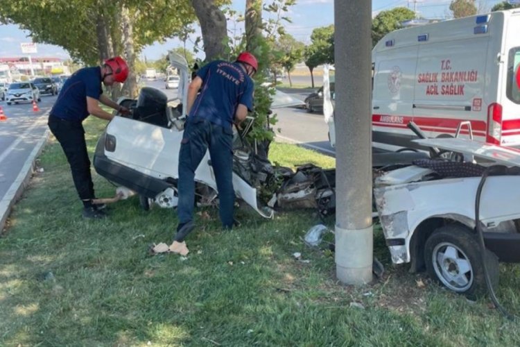 Direğe &ccedil;arpan otomobil ikiye b&ouml;l&uuml;nd&uuml;: 1 &ouml;l&uuml;, 1 yaralı