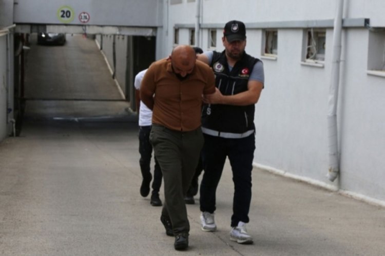 Adana'da 11 kilo esrarı ak&uuml; i&ccedil;erisine gizlemişler
