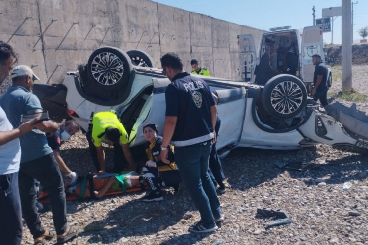 Otomobil, 3 metre y&uuml;ksekten d&uuml;şt&uuml;: 1'i ağır, 5 yaralı!