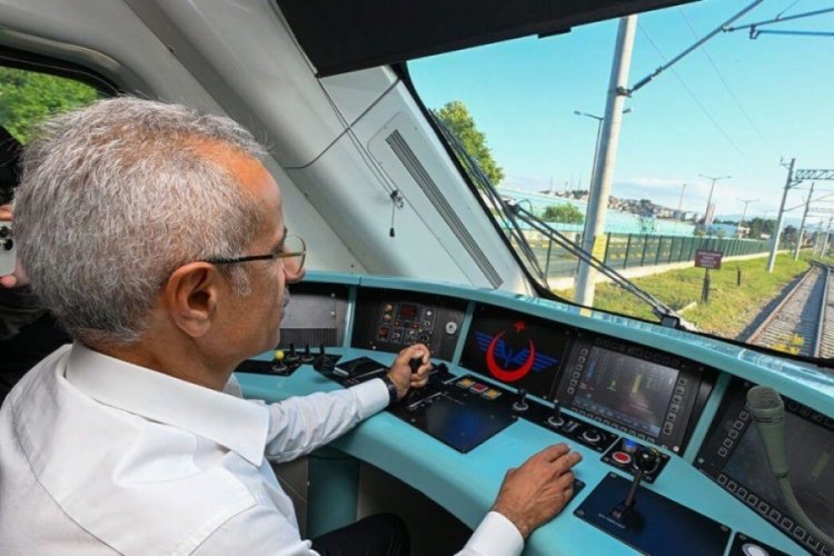 Bakan Uraloğlu a&ccedil;ıkladı: Demiryollarında elektrikli d&ouml;n&uuml;ş&uuml;m sağlanıyor