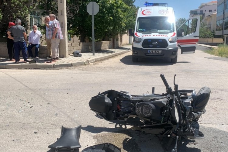 Motosiklet ile servis minib&uuml;s&uuml; &ccedil;arpıştı: 2 yaralı