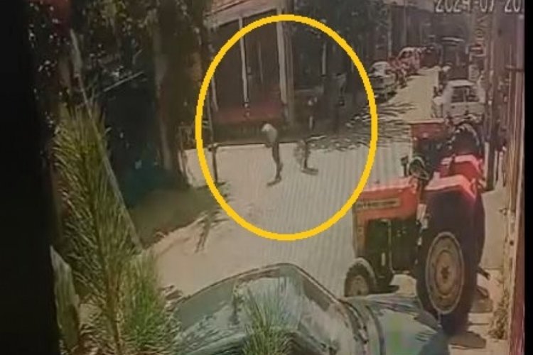 Sokakta y&uuml;r&uuml;rken başına taşla vuruldu!