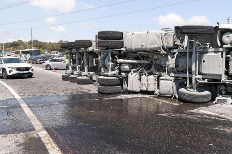 Ey&uuml;psultan'da kamyon devrildi: Trafik kilitlendi!
