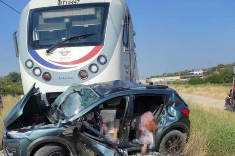 Yolcu treni otomobile &ccedil;arptı! 3 kişi &ouml;ld&uuml;...