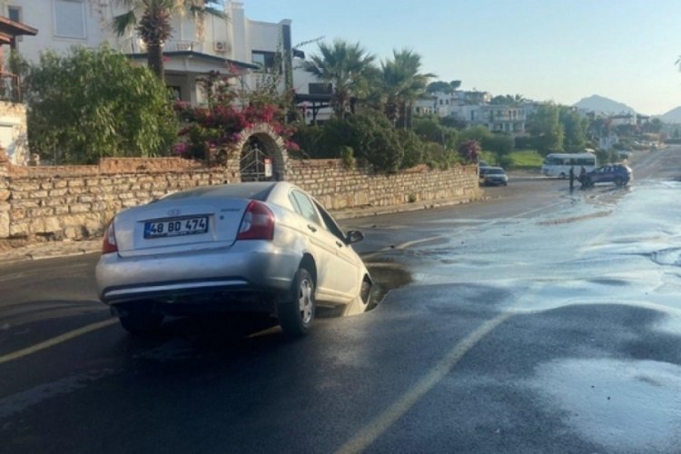 Bodrum tatili zehir oldu: Otomobili yolda oluşan &ccedil;ukura d&uuml;şt&uuml;