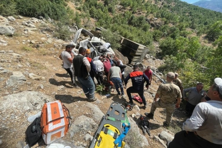 Devrilen kamyonetin altında kalan s&uuml;r&uuml;c&uuml; yaralandı