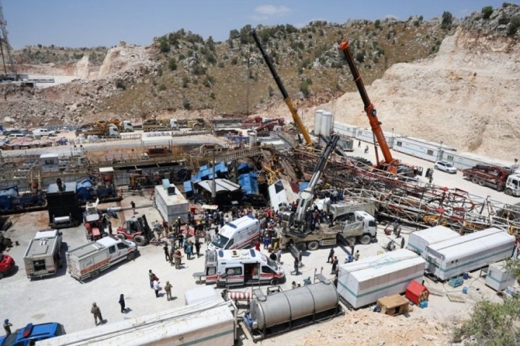 Gabar'da sondaj kulesi devrildi: Enkaz altındaki m&uuml;hendisten acı haber
