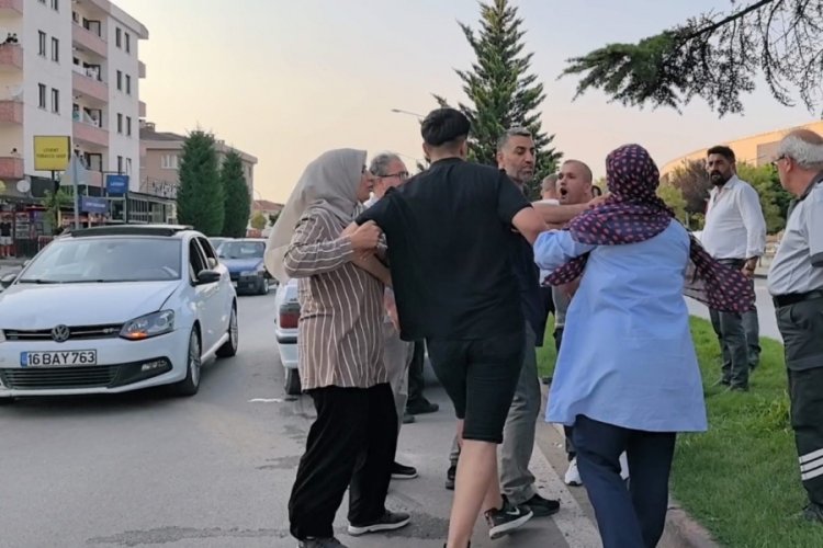 Bursa'da iki otomobil &ccedil;arpıştı! Kaza sonrası aracını g&ouml;r&uuml;nce diğer s&uuml;r&uuml;c&uuml;ye tepki g&ouml;sterdi