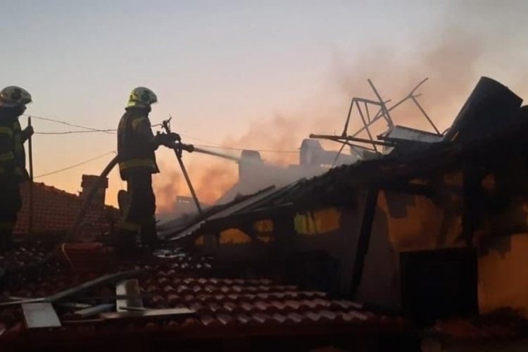 Denizli'de yangında bir ev k&uuml;le d&ouml;nd&uuml;
