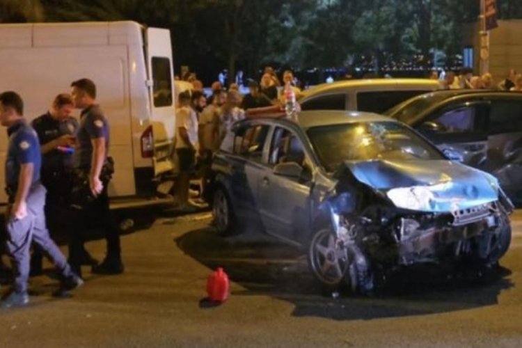 İstanbul'da otomobil park halindeki 3 araca &ccedil;arptı! Yaralılar var