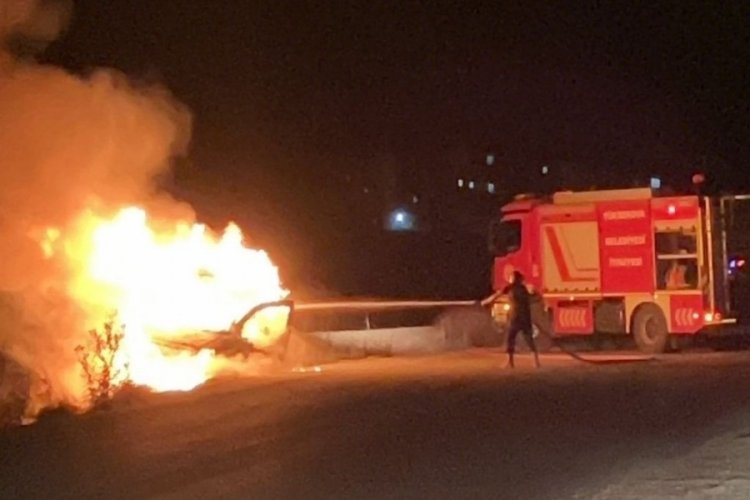 Hakkari'de ticari ara&ccedil; alev alev yandı