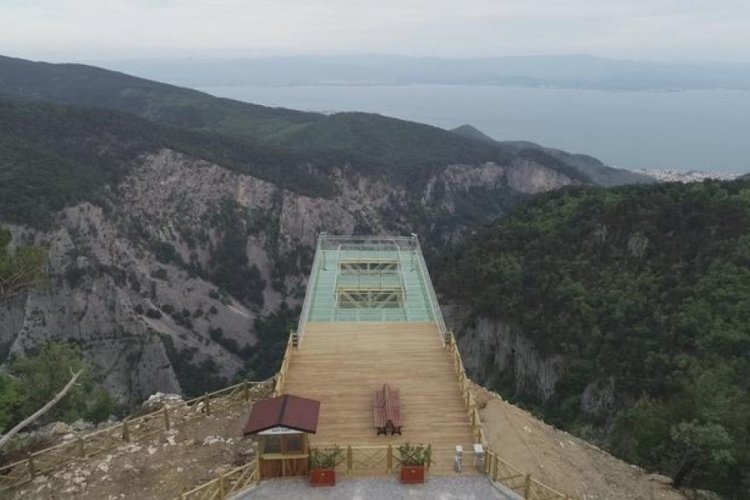 Kazdağları'ndaki seyir terasının camı &ccedil;atladı! Ziyarete kapatıldı