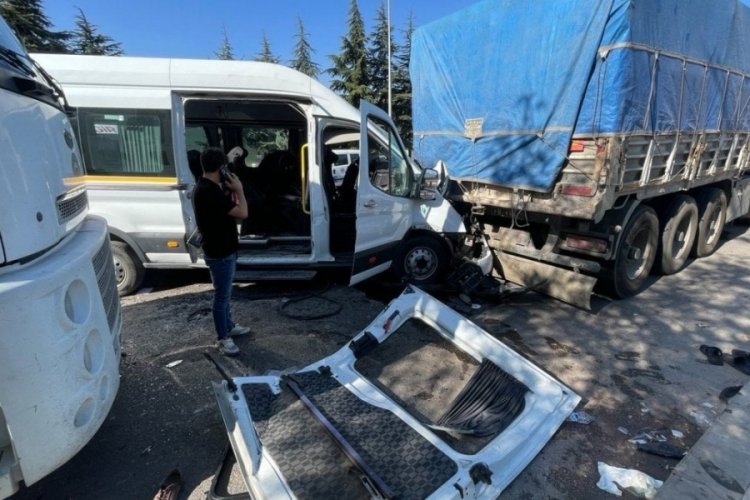 İş&ccedil;i servisleri &ccedil;arpıştı: 21 yaralı