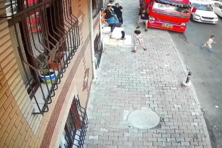 İstanbul'da kaza: Yola fırlayan &ccedil;ocuğa otomobil &ccedil;arptı