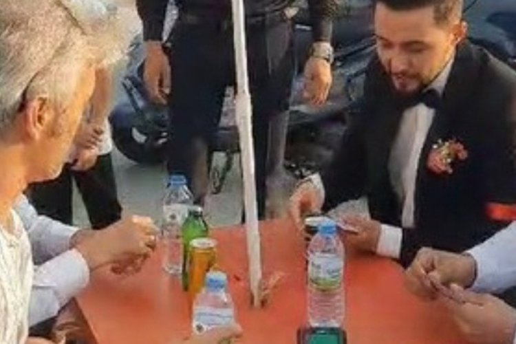 Ankara'da d&uuml;ğ&uuml;n konvoyunun &ouml;n&uuml;n&uuml; kesti! Pişti oynadı