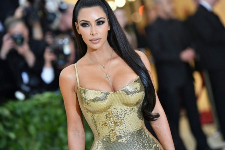 Kim Kardashian, &ccedil;ıt&ccedil;ıtlı body giyerken yardım istedi