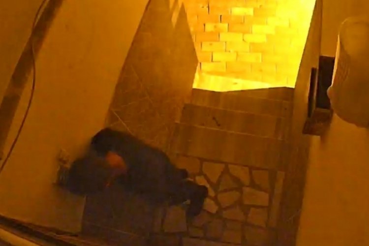 Bursa'da apartman girişinde &ccedil;irkin hareket!