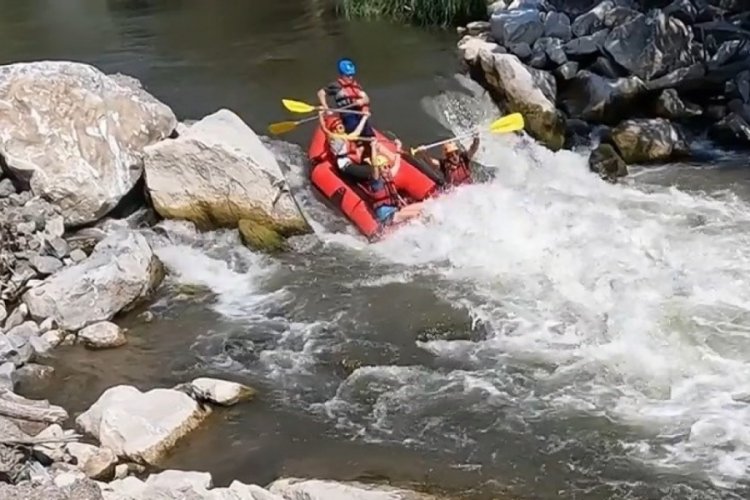 Bursa'da dağcıların nefes kesen rafting heyecanı