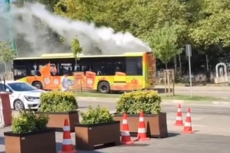 Bursa'da belediye otob&uuml;s&uuml; dumanlara teslim oldu!