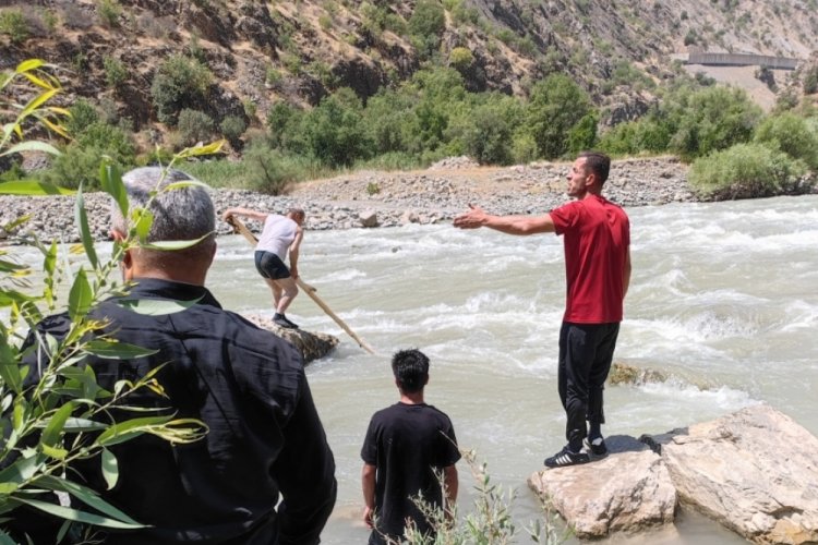 Hakkari'de balık avlayan gen&ccedil; suya d&uuml;şerek akıntıya kapıldı