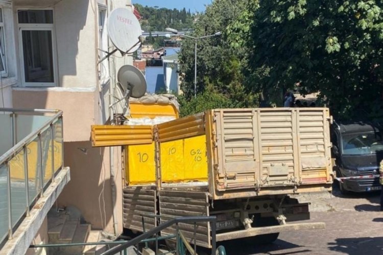 İstanbul'da kamyon binaya girdi