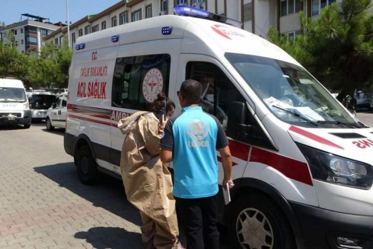İstanbul'da kimyasal kokusu ile zehirlendiği &ouml;ne s&uuml;r&uuml;len 4 kişi hastaneye kaldırıldı
