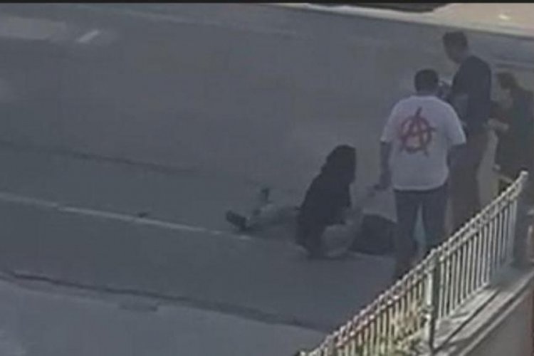 Sokak ortasında birbirlerini bı&ccedil;akladılar
