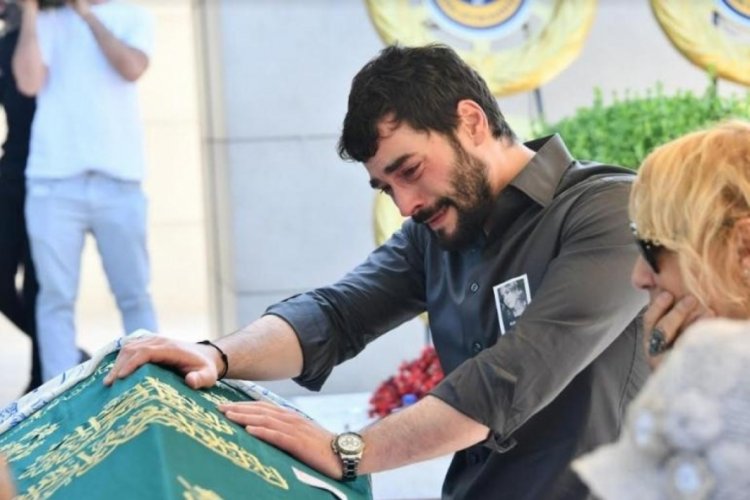 Akın Akın&ouml;z&uuml;'n&uuml;n annesi &Ouml;zlem Akın&ouml;z&uuml;, son yolculuğuna uğurlandı!