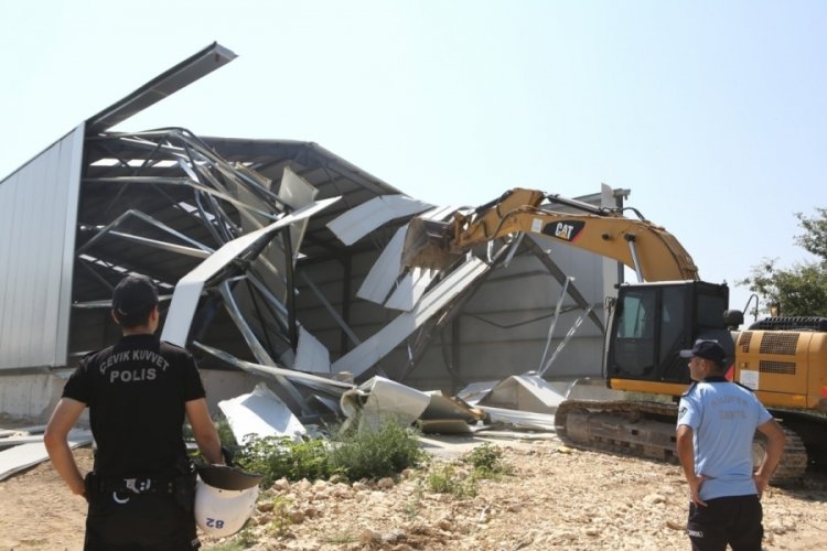 Bursa Nil&uuml;fer'de iki ka&ccedil;ak yapı yıkıldı