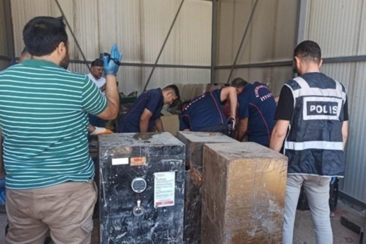 Kahramanmaraş'ta enkazdan &ccedil;ıkartılan &ccedil;elik kasalar a&ccedil;ıldı