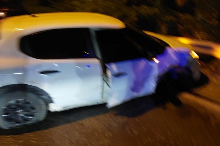 Bursa'da korkutan kaza! Otomobil &ouml;nce otob&uuml;se sonra bariyerlere &ccedil;arptı