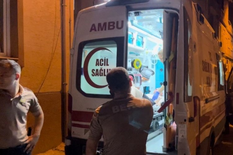 Bursa'da babasına kızıp başını cama vurdu, hastanelik oldu