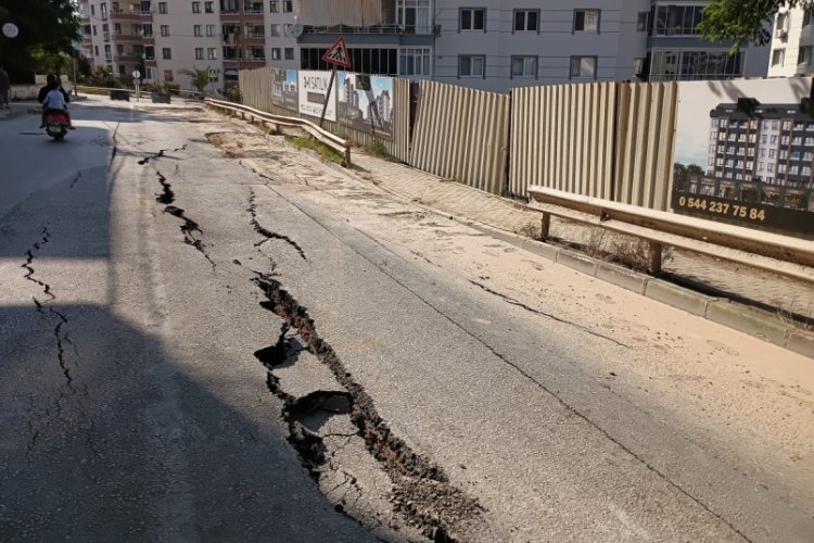 Bursa'da konut inşaatı yolda g&ouml;&ccedil;&uuml;ğe sebep oldu