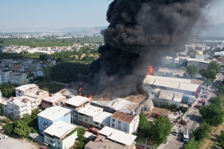 Bursa'daki kağıt fabrikasındaki yangının boyutu drone ile g&ouml;r&uuml;nt&uuml;lendi