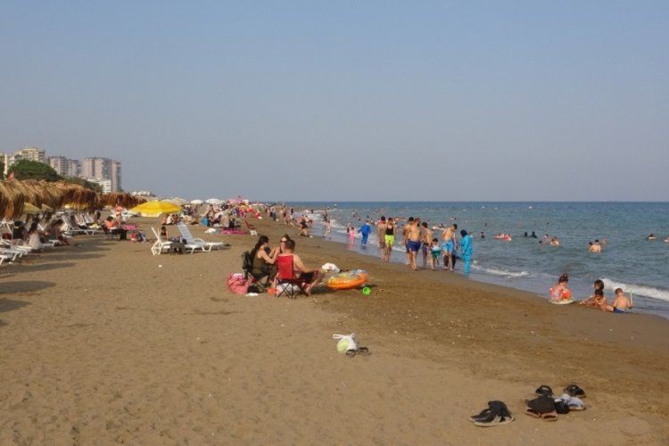Mersin'de sıcaklar bunalttı: Vatandaşlar serinlemek denize akın etti!
