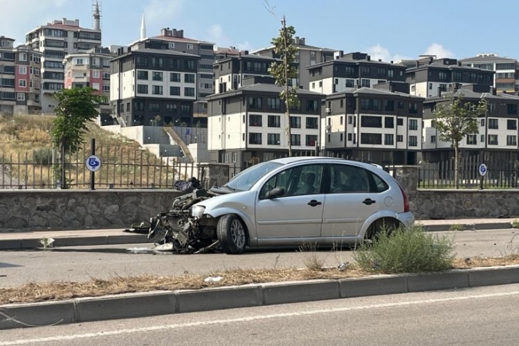 Bandırma'da kontrol&uuml;n&uuml; kaybetti, duvara &ccedil;arptı