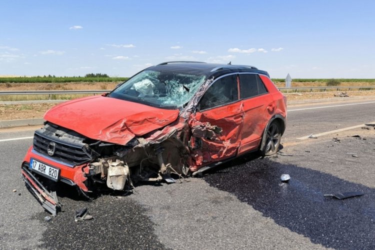 Diyarbakır'da karşı şeride ge&ccedil;ti aracı hurdaya d&ouml;nd&uuml;: 12 yaralı