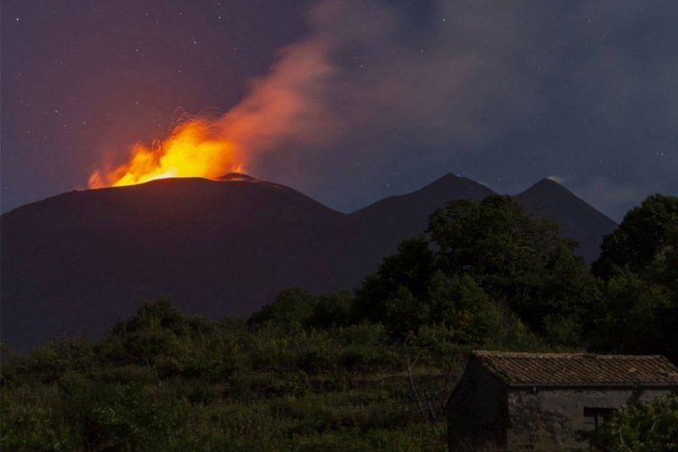 Etna Yanardağı yeniden k&uuml;l ve lav p&uuml;sk&uuml;rtt&uuml;