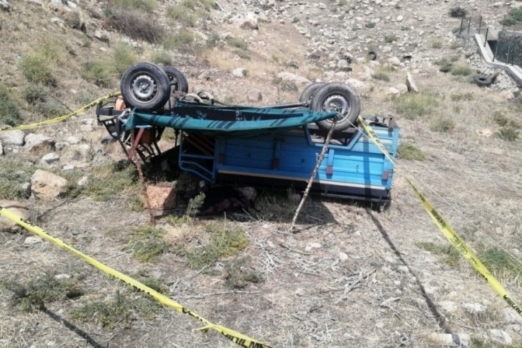 Isparta'da şarampole devrilen tarım aracındaki bebek &ouml;ld&uuml;