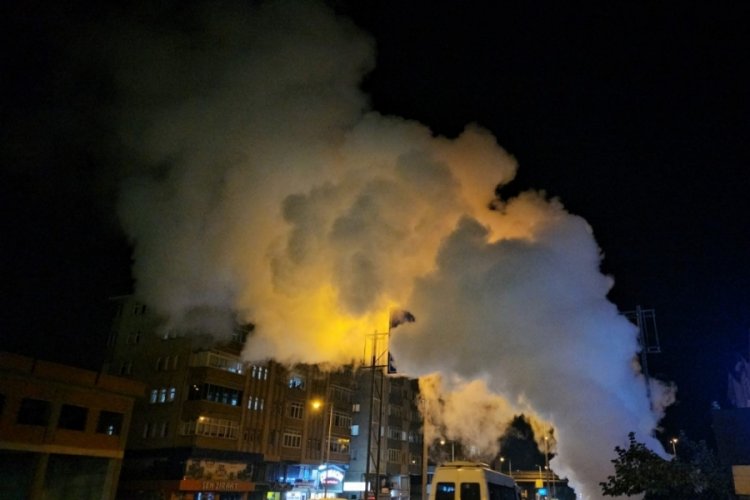 Karadeniz Ereğli'de patlama sesi sonrası kaldırımdan y&uuml;kselen buhar korkuttu