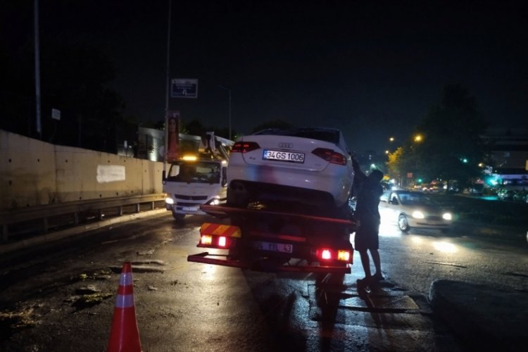 İstanbul'da otomobil bariyerleri aşarak caddeye devrildi
